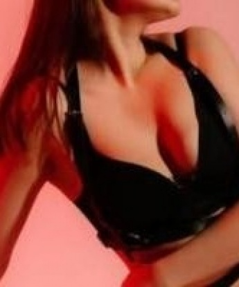 С радостью окунусь в мир страсти и удовольствия с тобой 💋 Мои услуги нежны и разнообразны: классический секс, оральные ласки, эротический массаж, ролевые игры, фетиш и даже Госпожа, если тебе интересно. Я всегда стараюсь угодить своему клиенту, создавая неповторимую атмосферу нашей встречи. Индивидуалка, которую ты никогда не забудешь! 😉 Приходи ко мне – будем наслаждаться яркими эмоциями и превратим ночь во воплощение всех твоих тайных фантазий. У меня есть отличные отзывы от моих довольных клиентов, которые всегда возвращаются ко мне снова и снова в поисках настоящего блаженства. Доверься мне, и я покажу тебе настоящее удовлетворение! 🌟 На фото – я, настоящая и роскошная, готовая подарить тебе море наслаждения. Жду звонка от тебя, дорогой! 📞💋 Ксения